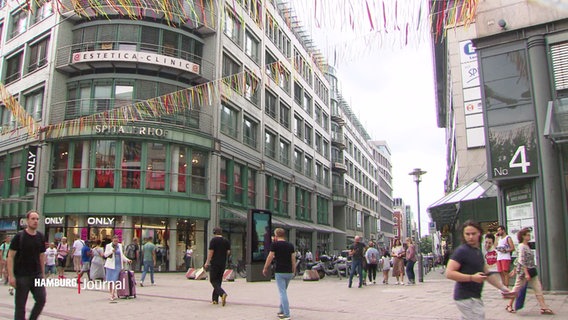 Menschen in einer Einkaufsstraße in Hamburg. © Screenshot 