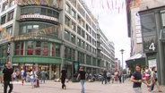 Menschen in einer Einkaufsstraße in Hamburg. © Screenshot 