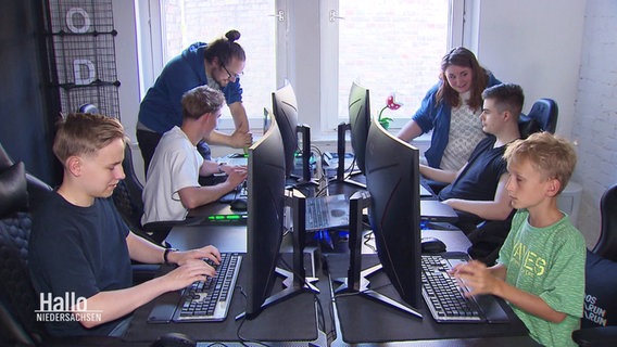 Jugendliche sitzen vor Computer Bildschirmen © Screenshot 