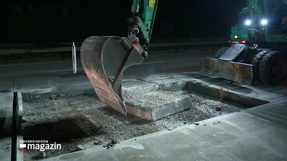 Ein Bagger auf einer Baustelle auf der A1. © Screenshot 