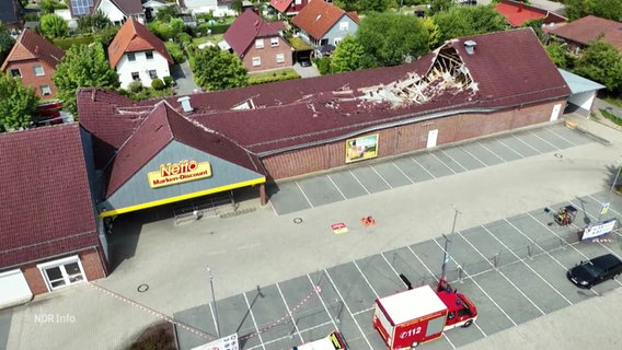 Ein Supermarkt mit eingestürztem Dach aus der Luft betrachtet. © Screenshot 