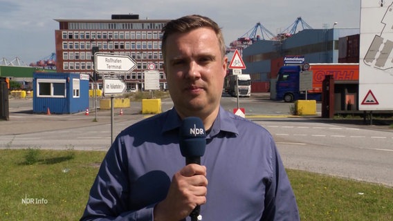 NDR-Reporter Ole Neugebauer ist vom Gelände des Logistikunternehmens DB Schenker in Hamburg zugeschaltet. © Screenshot 