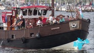 Ein historisches Schiff mit Besuchern fährt im Rostocker Hafen. © Screenshot 