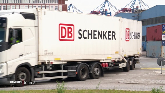 LKW fahren von einem Hafengelände. © Screenshot 