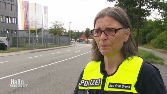 Melanie aus dem Bruch von der Polizei Wolfsburg erklärt, wie die Betrüger vorgehen und wie man sich in einer verdächtigen Situation verhalten kann. © Screenshot 