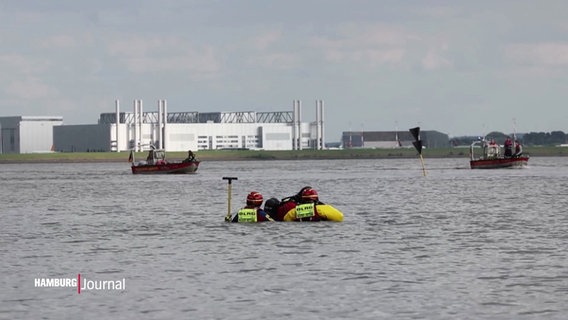 Einsatzkräfte suchen in der Elbe nach einem Mädchen. © Screenshot 