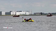 Einsatzkräfte suchen in der Elbe nach einem Mädchen. © Screenshot 