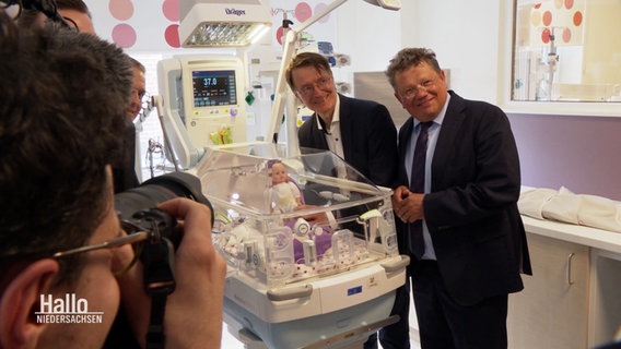 Bundesgesundheitsminister Lauterbach und sein niedersächsischer Amtskollege posieren in einem Kinderkrankenhaus. © Screenshot 