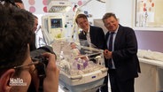 Bundesgesundheitsminister Lauterbach und sein niedersächsischer Amtskollege posieren in einem Kinderkrankenhaus. © Screenshot 