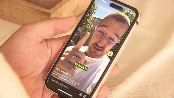 Ein Smartphone in einer Hand mit dem Profil von "Immobilien Tommy". © Screenshot 