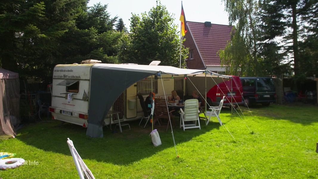 Ein Wohnwagen in einem Garten.