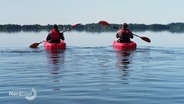 Zwei Kajakfahrer auf einem See, von hinten zu sehen. © Screenshot 