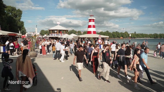 Blick auf die mit Menschen gefüllte Flaniermeile um den Maschsee beim Maschseefest 2024 in Hannover. © Screenshot 