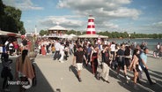 Blick auf die mit Menschen gefüllte Flaniermeile um den Maschsee beim Maschseefest 2024 in Hannover. © Screenshot 