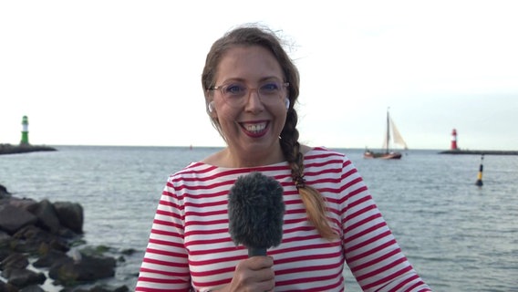 Reporterin Juliane Schultz berichtet aus Rostock von der Hanse Sail © Screenshot 