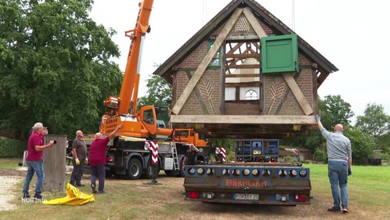 Ein altes Fachwerk-Backhaus hängt an einem Kran. © Screenshot 