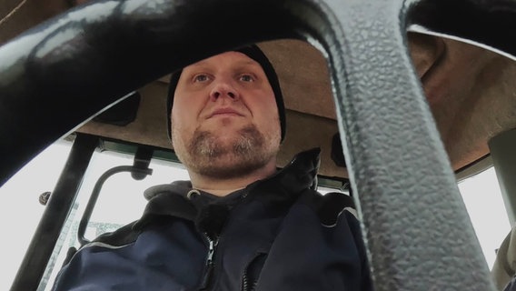 Landwirt Mirko sitzt in seinem Trecker. © Screenshot 