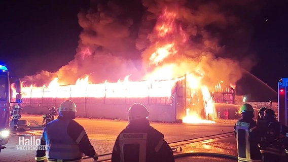 Großbrand in einer Lagerhalle. © Screenshot 