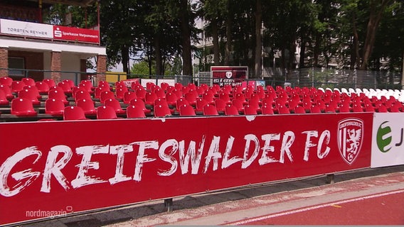 Sitze im Greifswalder Volksstadion. © Screenshot 