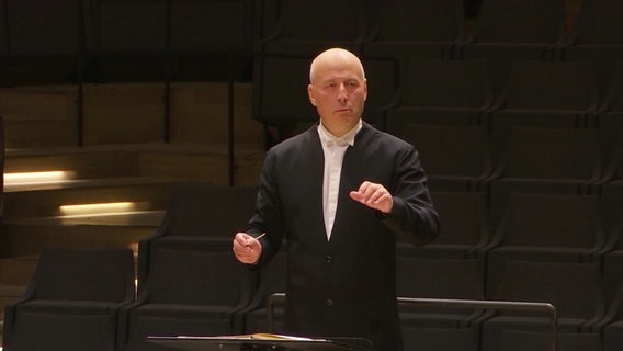 Der estnische Dirigent Paavo Järvi während eines Konzertes. © Screenshot 