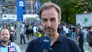 Lars Pegelow berichtet live vom Volksparkstadion. © Screenshot 