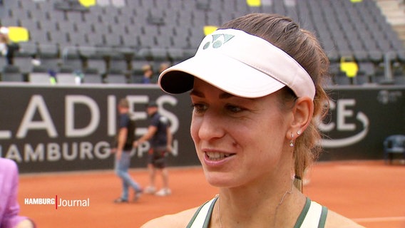 Die Tennisspielerin Anna Bondar gibt ein Interview. © Screenshot 