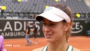 Die Tennisspielerin Anna Bondar gibt ein Interview. © Screenshot 