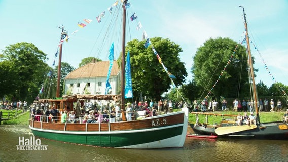 Ein grün-weißes Segelschiff. © Screenshot 