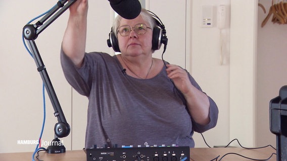 Die ehemalige Dozentin Ulrike stellt das Mikro für eine Podcast-Aufnahme ein. © Screenshot 