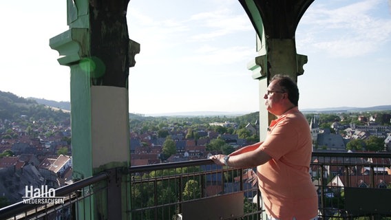 Michael Alewyn schaut vom Nordturm in die Ferne. © Screenshot 