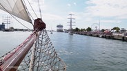 Der Blick von einem Segelschiff über die Warnow. © Screenshot 