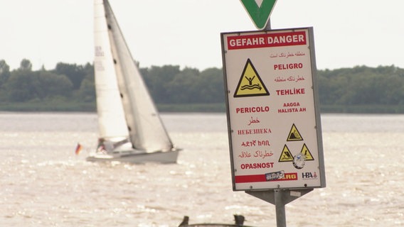 Ein Schild an der Elbe warnt in vielen Sprachen vor Gefahr © Screenshot 