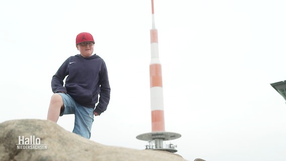 Der 11-jährige Jasper posiert auf der Brockenspitze © Screenshot 