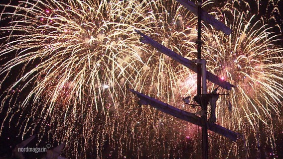 Ein Feuerwerk erleuchtet den Nachthimmel über einem Segelschiff. © Screenshot 