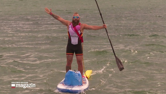 Dustin Schildholz jubelt auf dem Stand-up-Paddle-Board © Screenshot 