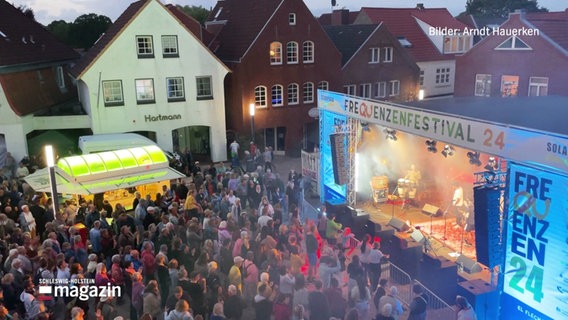 Blick auf das Frequenzen-Festival auf dem Rathausplatz von Meldorf © Arndt Hauerken 