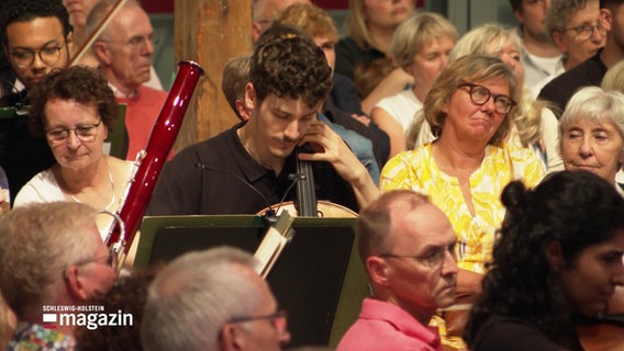 Musikerinnen und Musiker spielen direkt im Publikum © Screenshot 