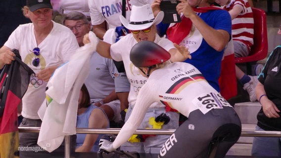 Bahnrad-Fahrerin Lea Friedrich bejubelt ihre Silber-Medaille bei den Olympischen Spielen in Paris. © Screenshot 