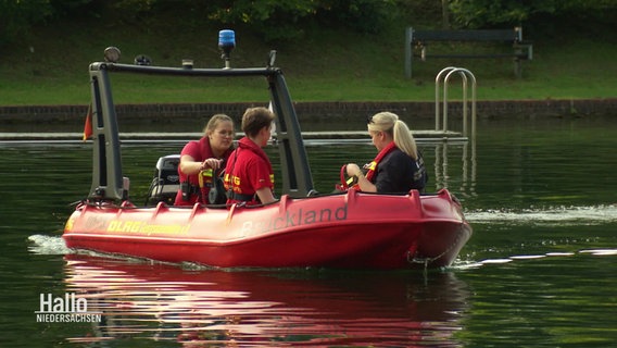 DLRG-Helfer auf einem Motorrettungsboot im Waldbad Georgsmarienhütte © Screenshot 