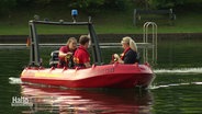 DLRG-Helfer auf einem Motorrettungsboot im Waldbad Georgsmarienhütte © Screenshot 