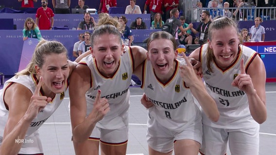 Deutsche Basketballerinnen freuen sich über ihre Medaille. © Screenshot 