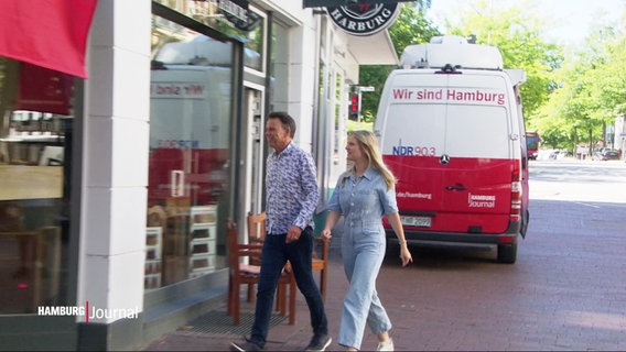 Eva Tanski und Ulf Ansorge vor dem Eingang des Harburger PopUp-Studio. © Screenshot 