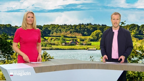 Gabi Lüeße und Henrik Hanses moderieren das Schleswig-Holstein Magazin. © Screenshot 