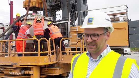 Ein Edeka-Mitarbeiter vor einer Baustelle im Interview. © Screenshot 