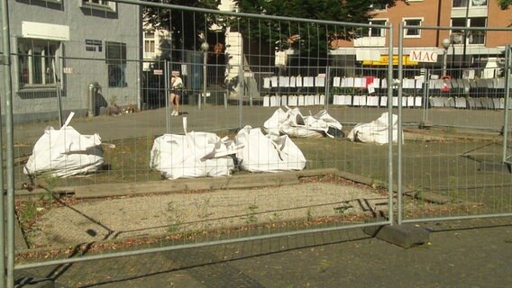 Ein eingezäuntes Grabungs-Loch am Mahnmal der Bornplatz-Synagoge. © Screenshot 