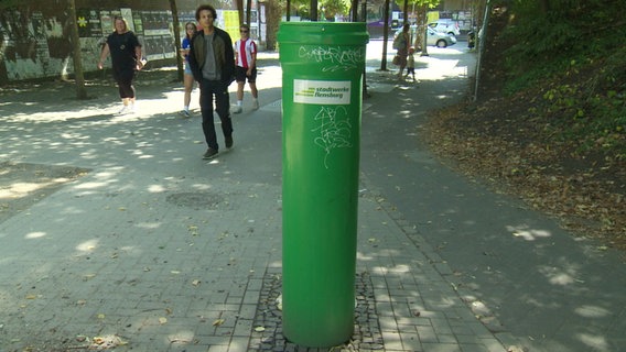 Ein grüner Wasserspender. © Screenshot 