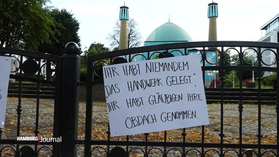 Ein Protestplakat hängt an der geschlossenen Blauen Moschee des IZH. © Screenshot 