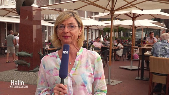 NDR-Reporterin Christina Gerlach berichtet live aus Wilhelmshaven. © Screenshot 