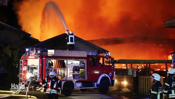 Einsatzkräfte der Feuerwehr versuchen einen Großbrand zu löschen. © Screenshot 