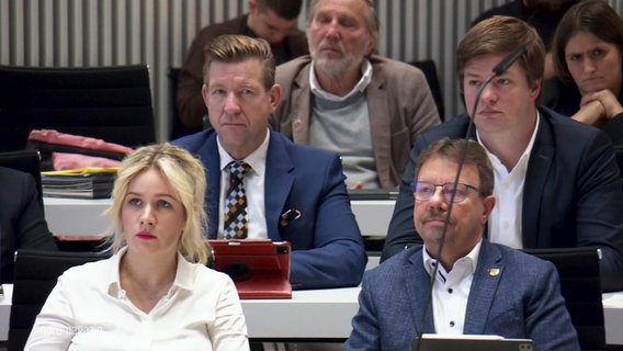 Abgeordnete sitzen im Landtag Mecklenburg-Vorpommerns. © Screenshot 